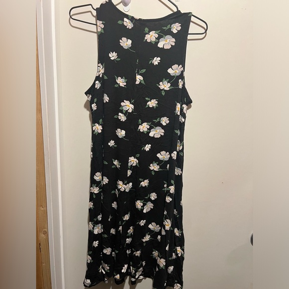 5/$20 Old navy midi floral dress - Picture 2 of 3